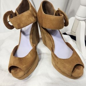 Delman Gia Tan Suede Peep Toe Wedges w/Adjustable Buckle Ankle Strap Size 8M